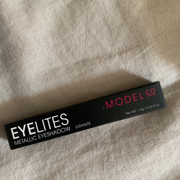 Beauty bundle with Urban Outfitters candle - Picture 3 of 7